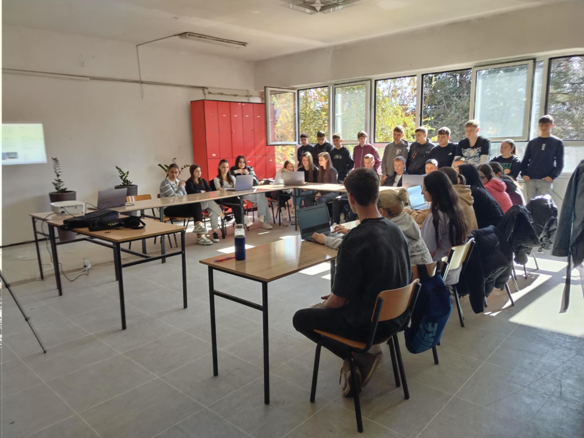 УЧЕНИЦИТЕ ОД СОУ “ГОШО ВИКЕНТИЕВ” – КОЧАНИ, СО МНОГУ КРЕАТИВНИ ИДЕИ НА ПРВАТА РАБОТИЛНИЦА НА МЛАДИНСКИОТ МУЛТИМЕДИЈАЛЕН КЛУБ ЦЕНТАР ВО СКЛОП НА УЧИЛИШТЕТО.