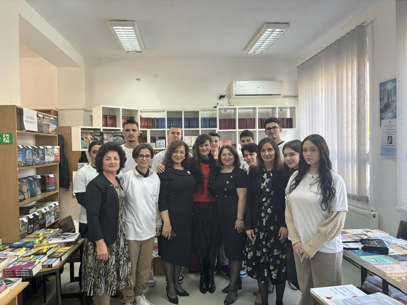 Ученици од СОУ ,,Гошо Викентиев“ со проф. Марија Соколова присуствуваа на отворањето на 18. Саем на книгата